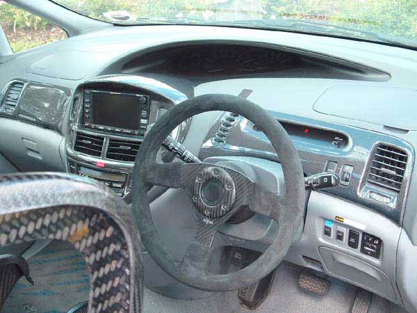 [MOMO] Rally 330 - Featured on a Toyota Estima (1)